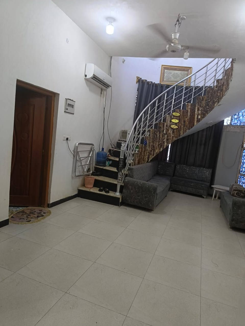 السلام عليكم 
بيت للبيع طريق السياحي منطقة الشمامره قرب قصر اباذر مساحه البيت 200 م طابو زراعي غرفتين /صاله/استقبال/ مطبخ حار بارد/حمام داخلي وخارجي السعر 70 ***********
