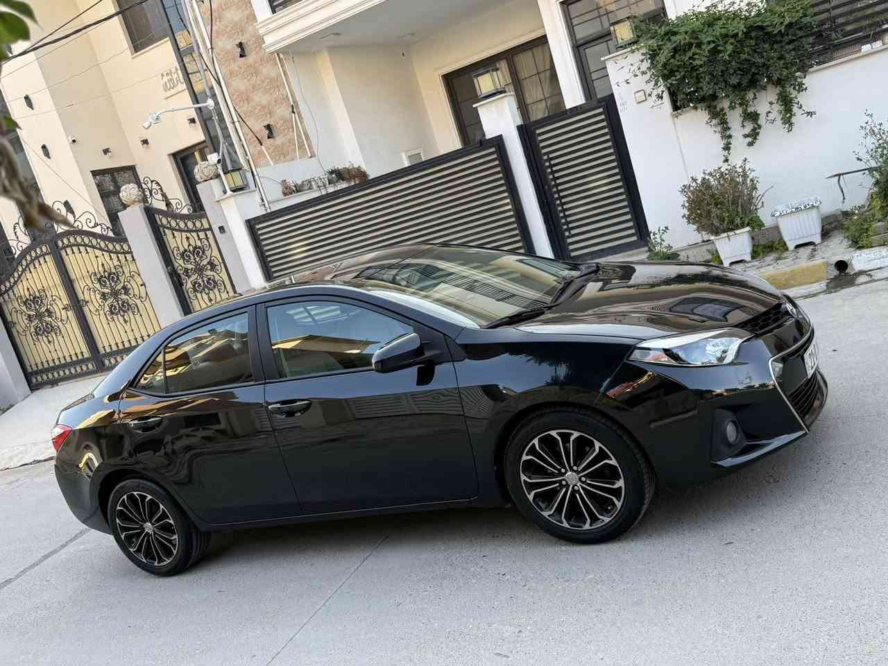 سيارة كورلا وارد امريكي 2016 
موصفات Le شرط كير محرك صدر امامي خلفي جاهزها اربعه تايرات جددت تحويل مباشر بيها جاملغ وبونيد تبديل وقطعتين كلير امزيكا وباقي سياره كفاله عامه سعر 120
***********
