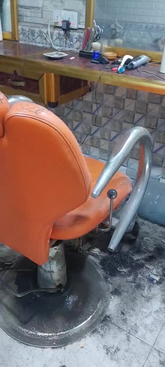 معرض حلاقه  مع نرايات عدد ٤ امامي وخلفي مع كرسي حلاقه مع صيدليه مع سكوتر اصيل بس يحتاج بطاريه .. كهلن ب٤٠٠ الف وبيهن مجال قليل تواصل ع الفيس


**إذا كنت صاحب هذا الإعلان وتريد حذفه لأي سبب، رجاءا أرسل رسالة إلى الدعم الفني**