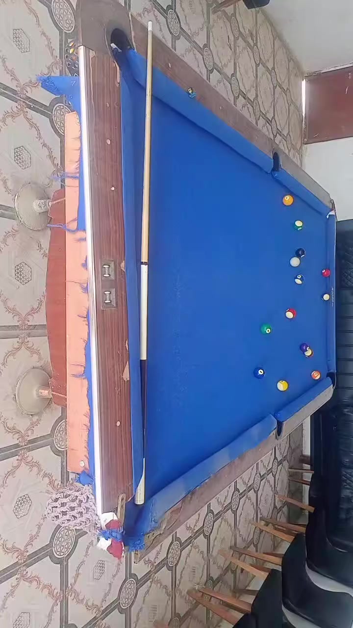 سلام عليكم ميز للبيع مكان واسط كوت كامل كيوب واحد وطوبات سيت جديد
وفرشه جديده نقص بي بس صفحه ديكور والبقيه موجودات السعر 400 وبي مجال قليل رقم ***********
