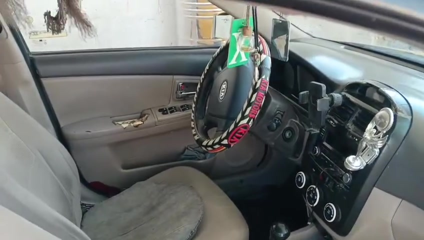 سياره للبيع كيه سيراتو موديل 8 مكينه 1600 دكشن عالي كير عادي ابيع هل موجود شوف العين سنويه صاقطه رقمه مثنى راعيه يمي ويريد امدور واسعر 53وبيه مجال للشراي 
يشلع اعيوني المكان نجف كوفه شارع المعمل
***********
