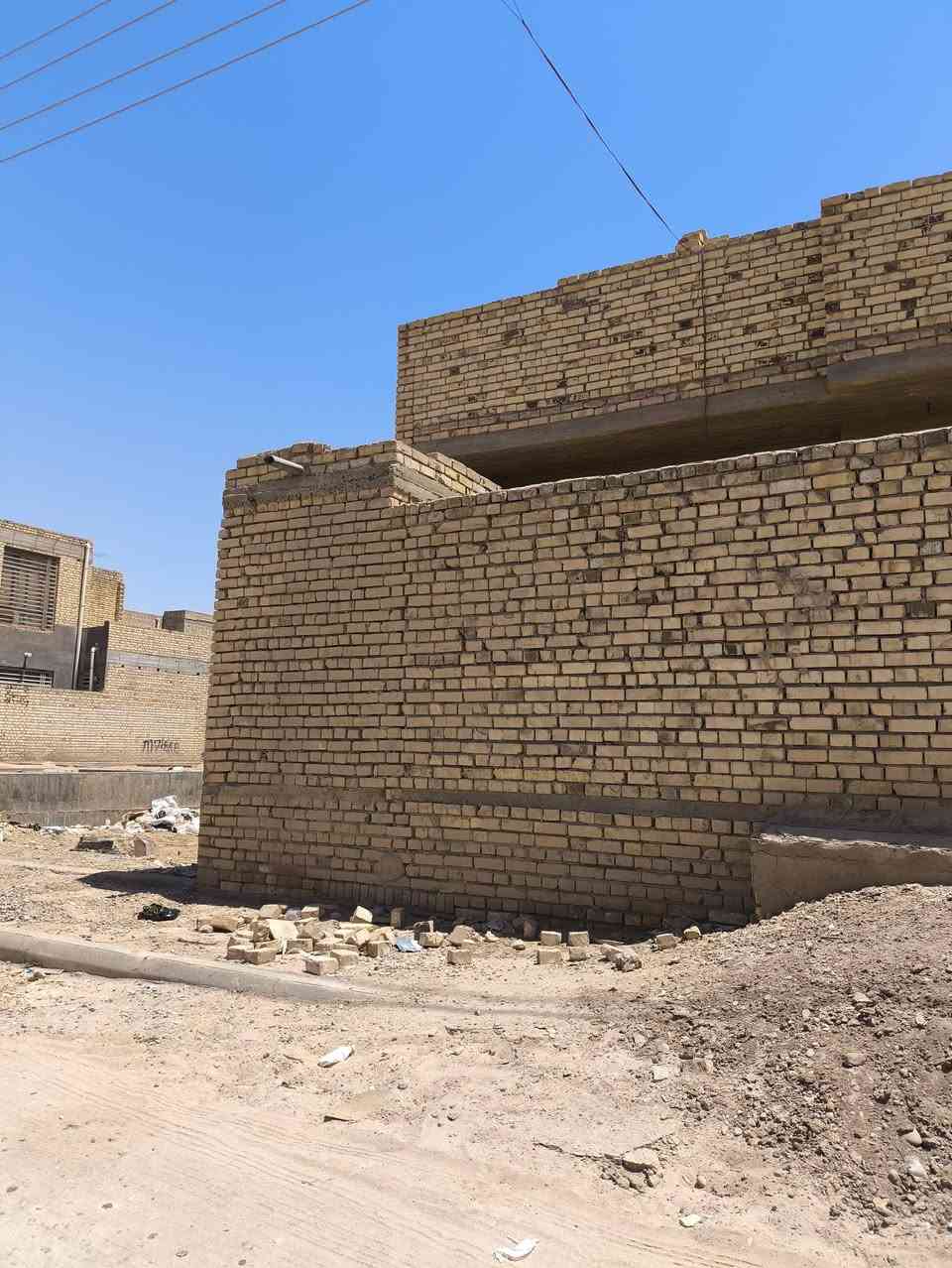 بيت هيكل مساحه 200 م يحتوي ع غرفتين نوم وصاله مفتوحه مع ستقبال مع مطبخ مع حمامات مع صحيات ماسس ماء ومجاري نقص البيت سيراميك ومخمر قرب شارع 20 نهاوند 3 البيت ركن.....***********

