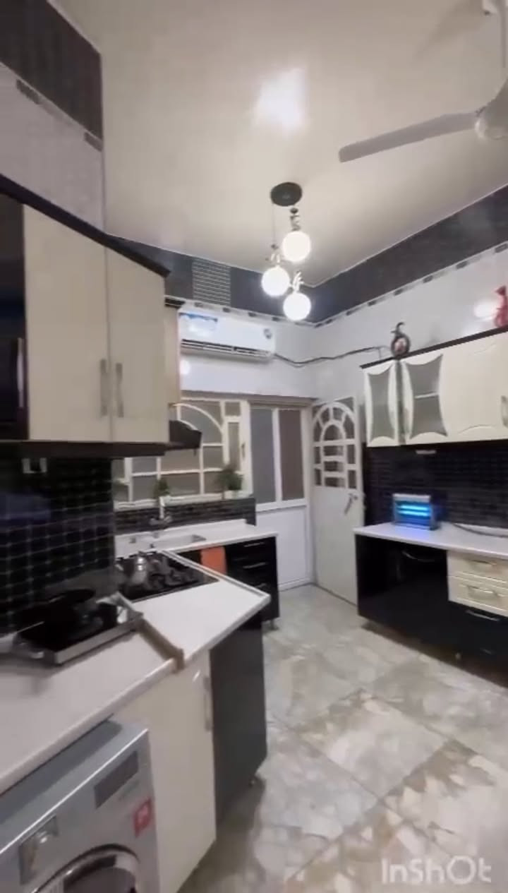 السلام عليكم 
دار للبيع في دور الصحة على شارع ١٠ متر  المساحة ٢٤٥ متر طابو ملك صرف بأسم عراقي بناء درجة اولى 
يتكون من طابقين وكراج وحديقة صغيرة 
الطابق الاول يحتوي على غرف نوم عدد ٢ وصالة وديوانية ومطبخ وصحيات عدد ٢ مع مخزن 
الطابق الثاني غرف نوم عدد ٤ وصحيات عدد ٢ ومطبخ وصالة 
السعر ٦٥٠ مليون وقابل للتفاوض
للاستفسار ***********
