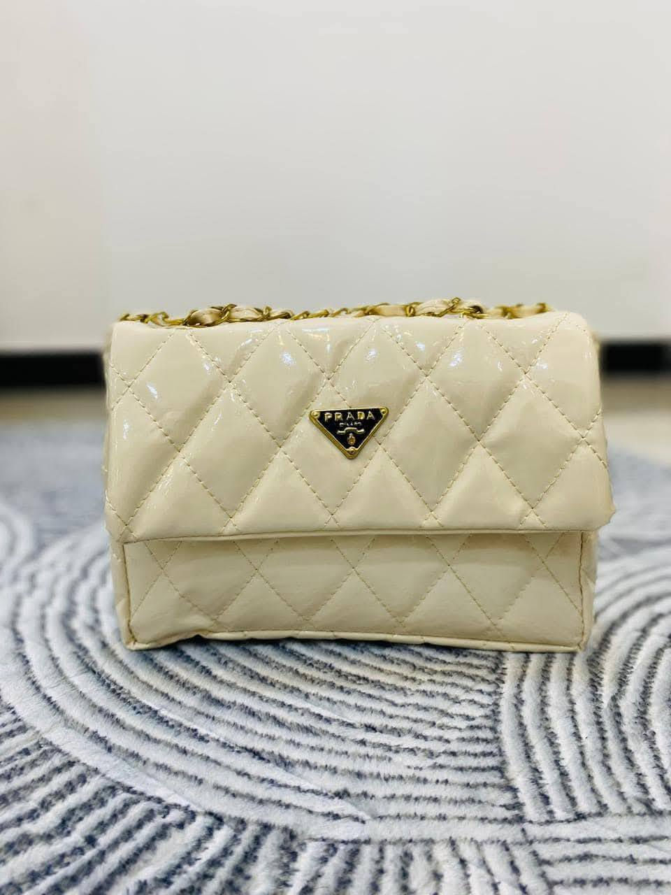 حقيبة نسائية ستايل حجم وسط من ماركة PRADA👜
حقيبة نسائية ستايل حجم وسط كوالتي تخبل بموديلات عصرية وحديثة وبألوان جميلة وراقية وحجم جدا مناسب لاصحاب الذوق الرفيع وبأسعار مناسبة جدا بسعر 6 الف دينار فقط يمنا هذا السعر مو يم غيرنا سارعوا بالحجز الكمية محدودة 
كوني أنيقة مع حقائب وأحذية Baglyn (باغلين )
يوجد توصيل لجميع محافظات العراق 
للحجز والاستفسار يرجى الاتصال بنا *********** أو مراسلتنا على الواتس اب
