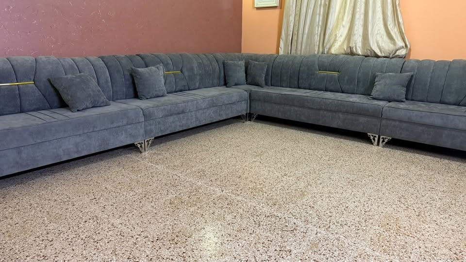 السلام عليكم يوجد لدينئ ديوان 5 مقعد للبيع مستعجل هـ ***********
