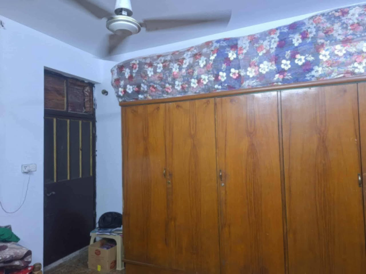 السلام عليكم
دار للبيع مساحة120متر 
واجهة 6 النزال 20 
يتكون  الطابق  الأول  من كراج  حمامات  خارجيه   وأيضا  مدخلين. الاستقبال  وصاله 
واستقبال  وصاله ومطبخ  حار وبارد  وغرفة  وترك  ع طول البيت  اما الطابق الثاني  غرفتين  نوم  وحمام وبيتونه  
للاستفسار  ع الرقم***********  ويوجد  واتساب 
العنوان   البلديات  محله 726. خلف مركز شرطة  الملعب  
( البيت  طابو ملك صرف )
