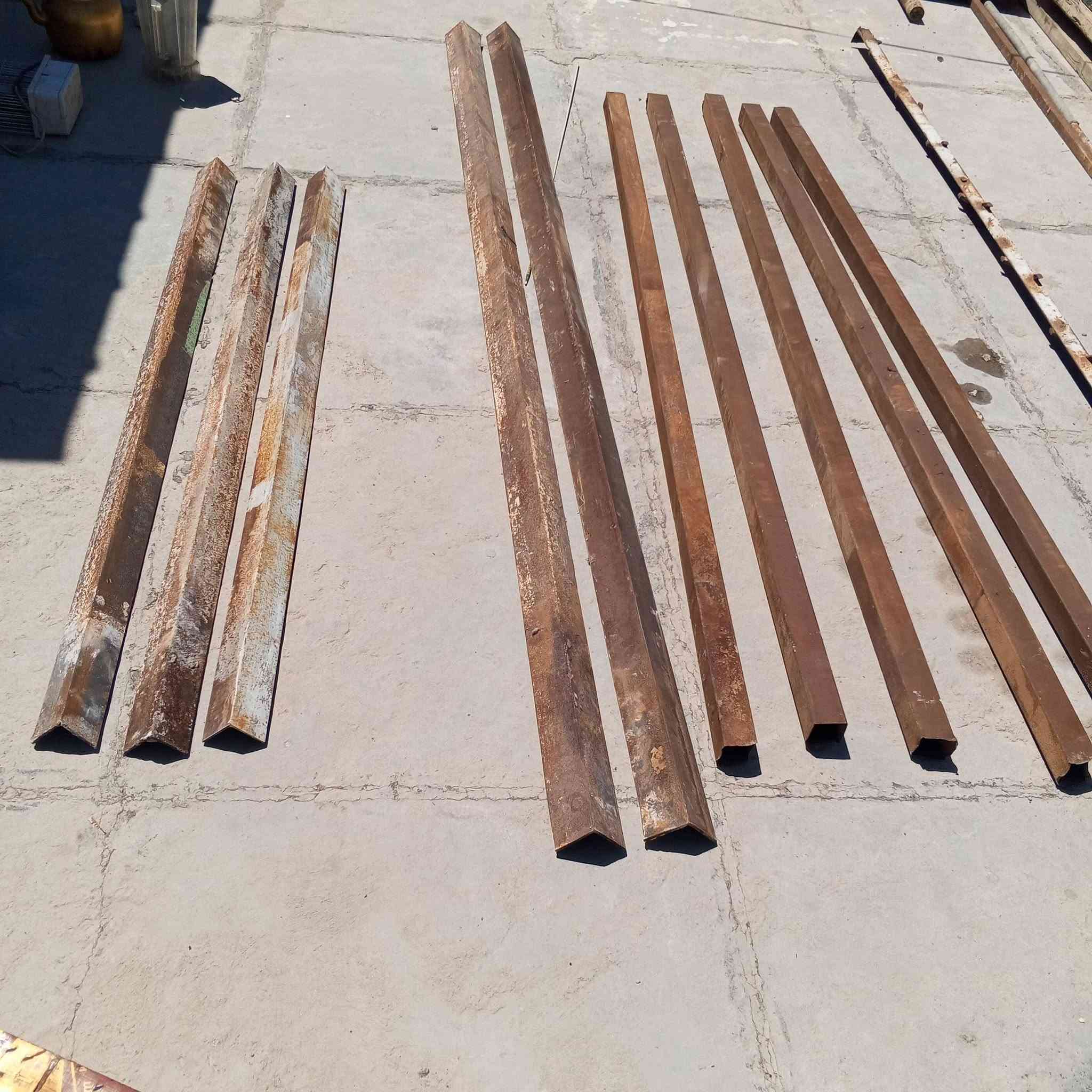 سلام عليكم عندي حديد للبيع 5 شخاط مترتين و3 زوايه متر ونص وزاويتين الثقيل الطول مترتين وعندي زاويه مستعمله الطول 4 متر ومشبج مال امريكان الرتفاع مترين ونص وطول 4 متر كلهن 100 مكاني بغداد الغزاليه ***********

