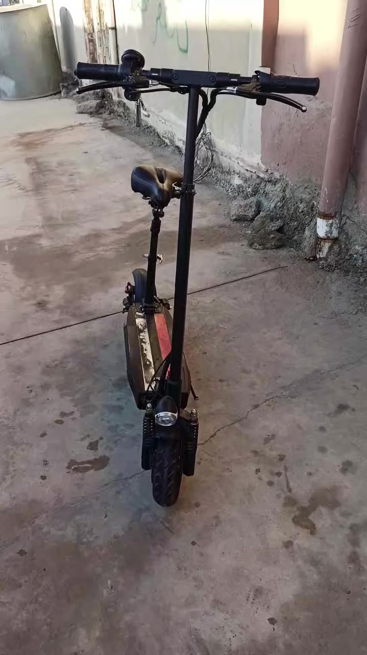 السلام عليكم للبيع سكوتر شحن 48فولت ليثيوم ماكني موصل جانب اليمن الشراي يخبرني عالا هذا الرقم *********** سعر 200 بيها مجل الطيبين
