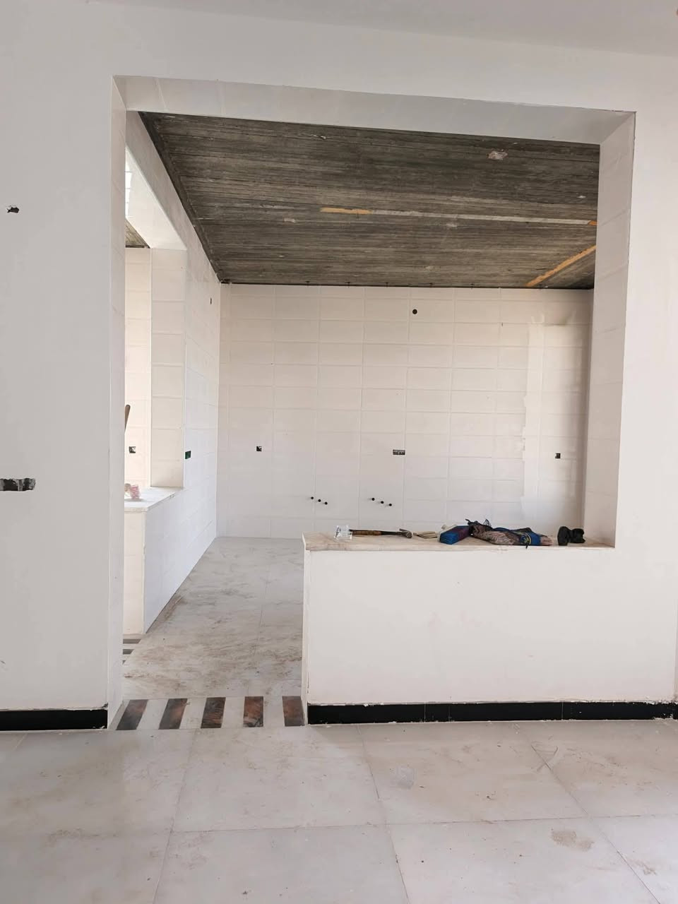 السلام عليكم
  دار للبيع مكان مميز جدا 
طابو زراعي سند25 
يبعد عن التبليط 20متر
بإسم صاحب الارض
تحويل البيت ثاني يوم بعد الشراء
العنوان / /بابل المدحتيه 
حي الحوراء شارع 14الجديد 
المساحة//500متر
الواجهه //12متر
مساحة البناء //263متر
بناء حديث بإشراف وتنفيذ مهندس مدني سنة البناء ٢٠٢٥ 
قريب على التبليط جدا 
خدمات كامله من ماء وكهرباء وتبليط 
السعر/١٧٠ مليون وبيه مجال      
تفاصيل البيت
استقبال 10*4
صاله كبيره 10متر
عدد الغرف 3    4*4 4*5 
4*5 واحده من الغرف نضام سويت
مطبخ حار وبارد
منور خلفي 2متر
مجمع صحيات 
خريطه بوب.وشبابيك البيت كامله 
عرض الشارع٧ونص متر
البيت كامل وجاهز نقص بصيط
عرض الشارع ٧ونص متر
البيت موقع حلو وجيد جداً 
للاستفسار
مراجعة  مكتب دلالية وائل الهندي 
***********وائل الهندي
ابو علي***********
مكتب دلالية وائل الهندي بابل المدحتيه الحمزه الغربي ع شارع 60 قرب سلوان ابو الكاشي مقابيل فرع علي قماره
