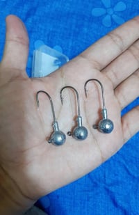 🪝 سنارة 2×1 🪝 الوزن 7غ 🪝 القياس موضح في الصور 🪝 تحتوي العلبة على 50 سن...