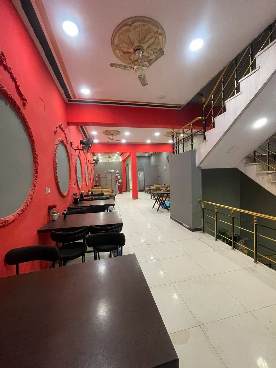 #هام_جدآ_فرصة_استثمارية
#للبيع_او_شريك_يكون_ابو_مصلحة_ويلزم_المطعم
سبب البيع غير متفرغ +قليل خبرة بالمطاعم
#مطعم_ابو_الذوق_چگن
#العنوان_العبيدي_حي_الرئاسة_شارع_20
مطعم شغال واسم معروف داخل المنطقه 
الشارع تجاري جدآ جدآ 
حركة ممتازه 
كادر متكامل 
مكائن ومعدات المطعم كاملة
المطعم يقدم 
جميع انواع السناكات والاكلات الغربيه والايطالية
وجميع الاكلات الشريقة من الدجاج المشوي والقوزي 
وصواني العراوي  بجميع اشكالها واحجامها 
المطعم يحتوي على صالة ارضية بالطابق الارضي +مطبخ تجهيز كبير+ مطبخ تحضير اولي
الطابق الاول صالة عوائل + طاولات اعياد ميلاد + حاجز العاب اطفال+ مكتب خاص لادارة المطعم 
الطابق الثاني _منام للكوادر مجهز بلوكرات وجرابي عدد ٥ طابقين 
+سطح كبير تابع للمطعم 
ضمان شغل المطعم تجي تكعد بي من الصبح لليل وتشوف البند مال مطعم خير من الله والمنطقه يحبون المطعم 
تكدر تطلع على المطعم من خلال الحسابات 
تيك توك >>
https://www.tiktok.com/@abu_al.dhawq_chicken?_r=1&_t=ZS-92a9eIoWhbE
انستا >>>
https://www.instagram.com/abu_al.dhawq_chicken?
igsh=MWdiYnk4cnQxOXl2aA==
ارقام الدلفري مع المطعم وفعاله 

المطعم معروض بسعر مناسب جدآ 
للاستفسار التواصل ***********
