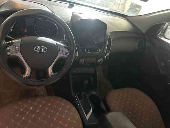 السلام عليكم 
توسان 2010. خليجيه. 2400. 
بدون حادث وصبغ.  
فول مواصفات.  بنرامه.  بصمه. كشتات جلد وكهرباء. 
شاشه. كأمره خلفيه   
السعر 120. 
مكان بغداد تراث
***********
