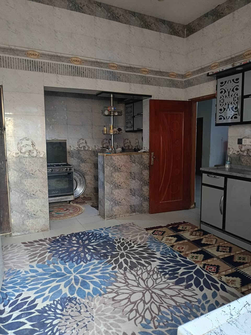بيت للبيع طريق السياحي خلف منطقة الشمامره قرب قصر اباذر المساحه 180يتكون من غرفتين ومطبخ حار وبارد وصاله واستقبال وحمام خارجي وداخلي طابو اسهم +964 780 984 9295@
