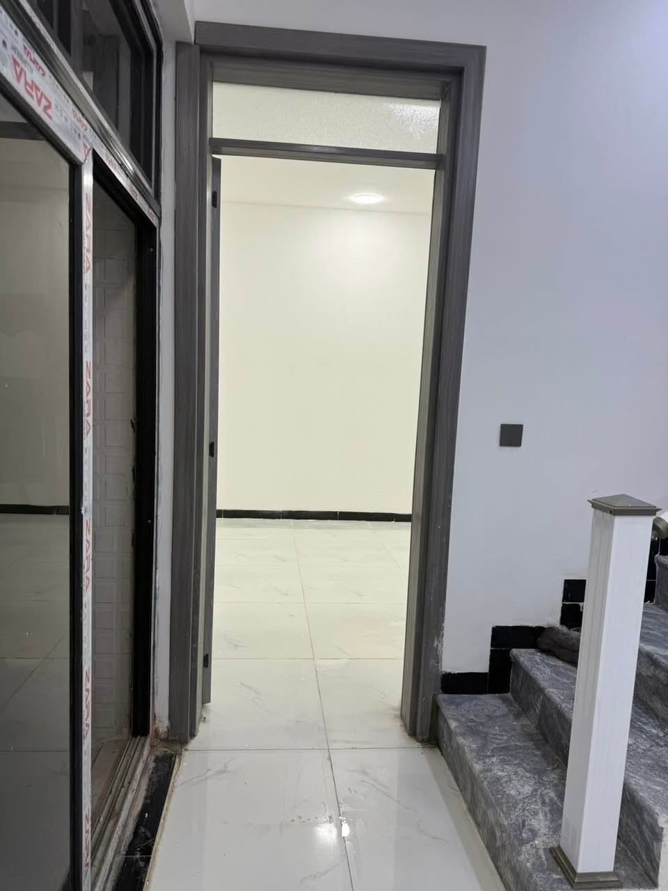 السلام عليكم

🏠 دار للبيع
📐 المساحة: 100 م²
📏 الواجهة: 6.25 م
📏 النزال: 16 م

🔹 بناء طابقين – جديد
🔹 يحتوي على:
 • 3 غرف نوم
 • 2 صحيات
 • استقبال + صالة
 • مطبخ

🔹 شغل درجة أولى
🔹 مع جميع الخدمات

📄 السند: طابو زراعي (سند 25) + قرار محكمة
📍 العنوان: بغداد – الدورة – مدخل البوعيثة
مجمع السلطان الأول – فرع 9

💰 البيع نقد فقط

📞 للاستفسار:
 • *********** (اتصال)
 • *********** (اتصال / واتساب)
 • *********** بغداد, العراق
