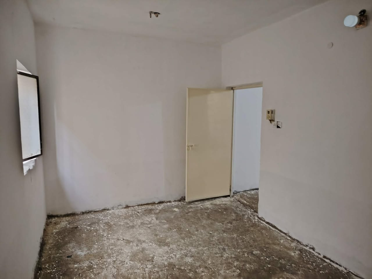 مشتمل للبيع ١٠٠ م طابق واحد زين القوس شارع المدارس مقابل مدرسه التعاون العربي بيت نظيف البناء قديم يباع نقدا وعلى المبادره بسعر مناسب البيت باسمي للاستفسار الاتصال على الرقم *********** وبي خير ويدلل
