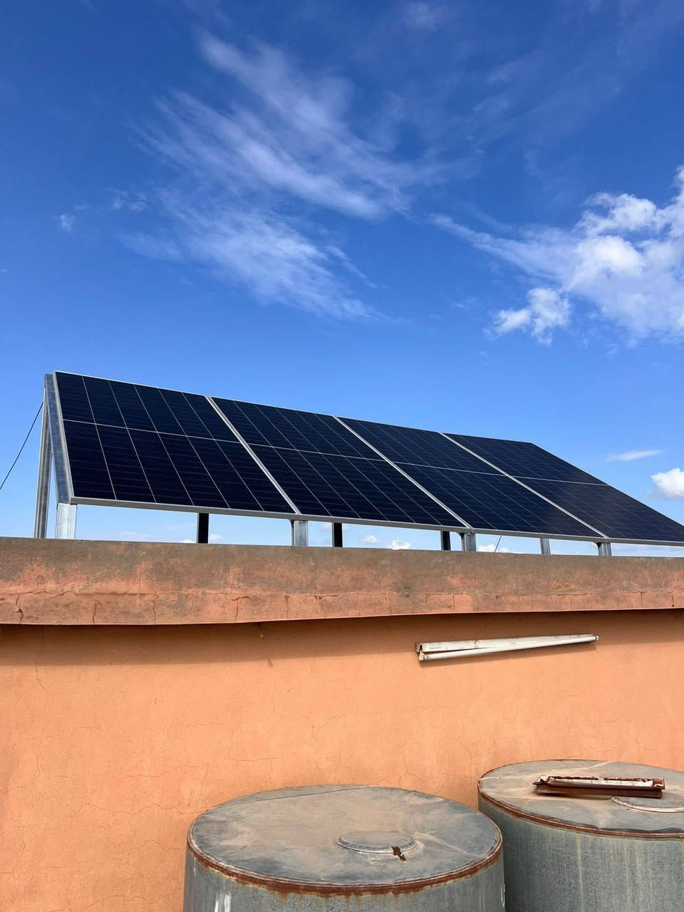 نور بيتك مع مكتب المهندس للطاقة الشمسية بمنضومات ذات جودةوبالتقسيط المريح
على بركة  الله تم تجهيز وتنصيب #منضومة #طاقة_شمسية اليوم بتاريخ ٢٠٢٦/٣/١٦ وبواقع 
16 امبير نهاري و 15 امبير ليلي لمدة 4 ساعات متواصلة في #قضاء #الشرقاط #قرية_شكر   لمنزل الصديق 
(يونس جرجيس) 
مكونات المنضومة

١. الواح  حجم 600 واط 16 باسبار ذات وجهين وذات جوده وكفائة عاليه وبضمان 10 سنه عدد (8)

٢. انفيرتر  فليستي بقدرة (6 كيلو واط ٤٨ فولت DC) بضمان ١ سنه وبعمر افتراضي 4 سنوات 

٣. بطارية ليثيوم فوسفات الحديد عدد (1)
  بضمان ٥ سنوات وبعمر افتراضي ١٠ سنوات 

٤. بورد سيطرة متكامل يوفر نضام حماية لمكونات المنضومة
٥- #تتوفر_لدينا_منضومات_بالتقسيط_المريح_ولمدة_١٨_شهر #لحاملي_بطاقة_ماستر_كارد_الرافدين 
للحجز والاستفسار الاتصال على الارقام التالية

***********
***********
