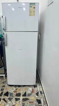 ثلاجات للبيع الرصاصية سعرها 300 و البيضه سعرها 280 الرقم 07736639145