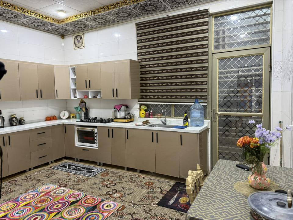 بيت زراعي بشارع السفينة شارع ميثم التمار عوض الشارع 10 امتار المساحة 150 متر طابقين الطابق الاول غرفتين وصاله ومطبخ ودوانيه 7 في 4 وطارمة وصحيات خارجيه وداخليه ومناور ثنين 
الطابق الثاني مشتمل كامل صاله وغرفه جبيرا ومطبخ وحمام
بناء البيت جديد 
الطابق الاول طابوك وكونكريت والثاني فرمستون
ينباع البيت هوا والاثاث او بدون الاثاث
*********** 
السعر 160
