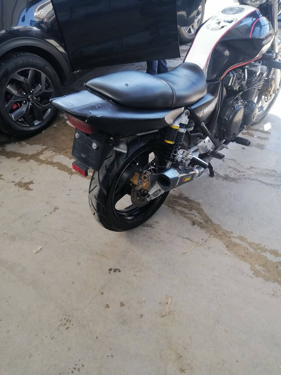 CB400 للبيع كير مكينه بشرط كهربائياتها بشرط ***********
