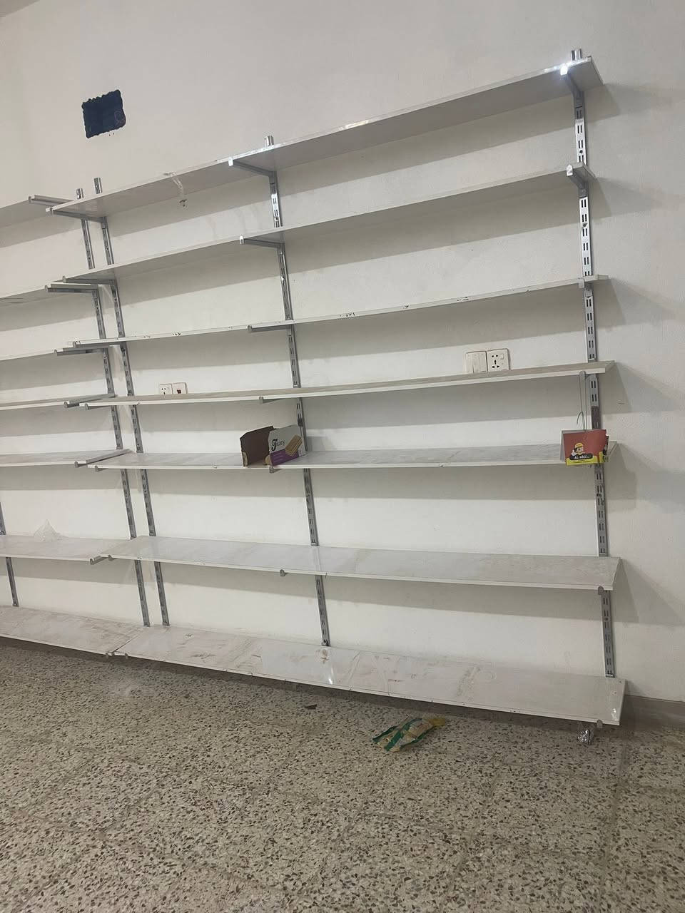 سلام عليكم رفوف محل تركي اصلي درجه اول أبيع شلع مابيع أمتار سعر ٢٥٠ وبي مجال المكان نجف حي النداء التواصل مراسله صفحه او الاتصال عل رقم ***********
