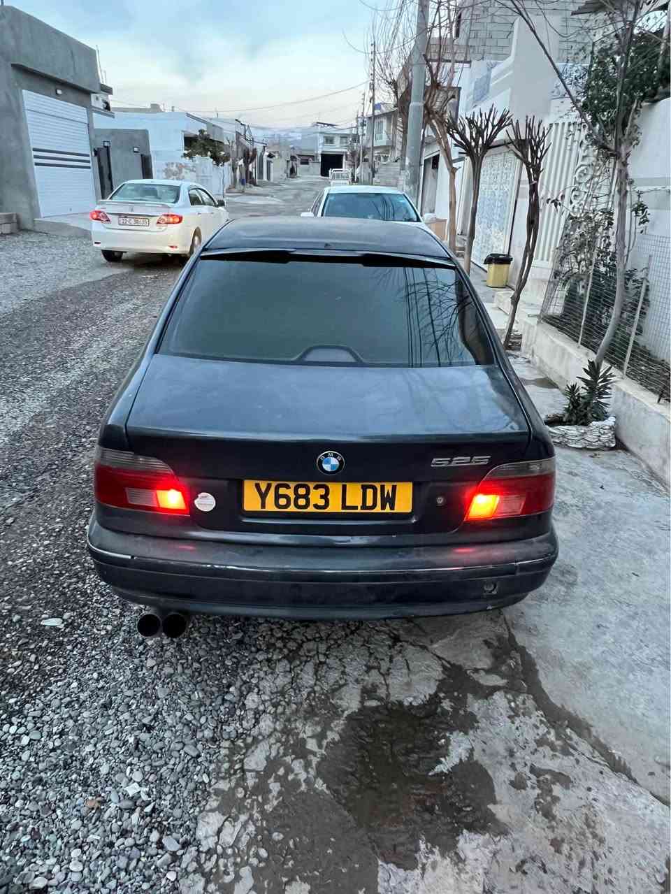 BMW سەقەر
گێر مەکینە بەشەرت دوکەلی نیە هەڵمی دەمی شی نیە 
مەکینە 25دەبڵ دجی تاڵ گێر تۆماتیک سوکان حەکس مەنەفێستی ئەسڵی لەگەڵ ئاوێنە کارەبایو جام ئەوتۆ 
مۆدیلی 2001دوهەزارو هەژدە داخل بوە 
ساروکە زۆر پاکو خاوێن ماوەتەوە موشتەری نی سەرم مە هێ شێنە *********** بشدار, السليمانية
