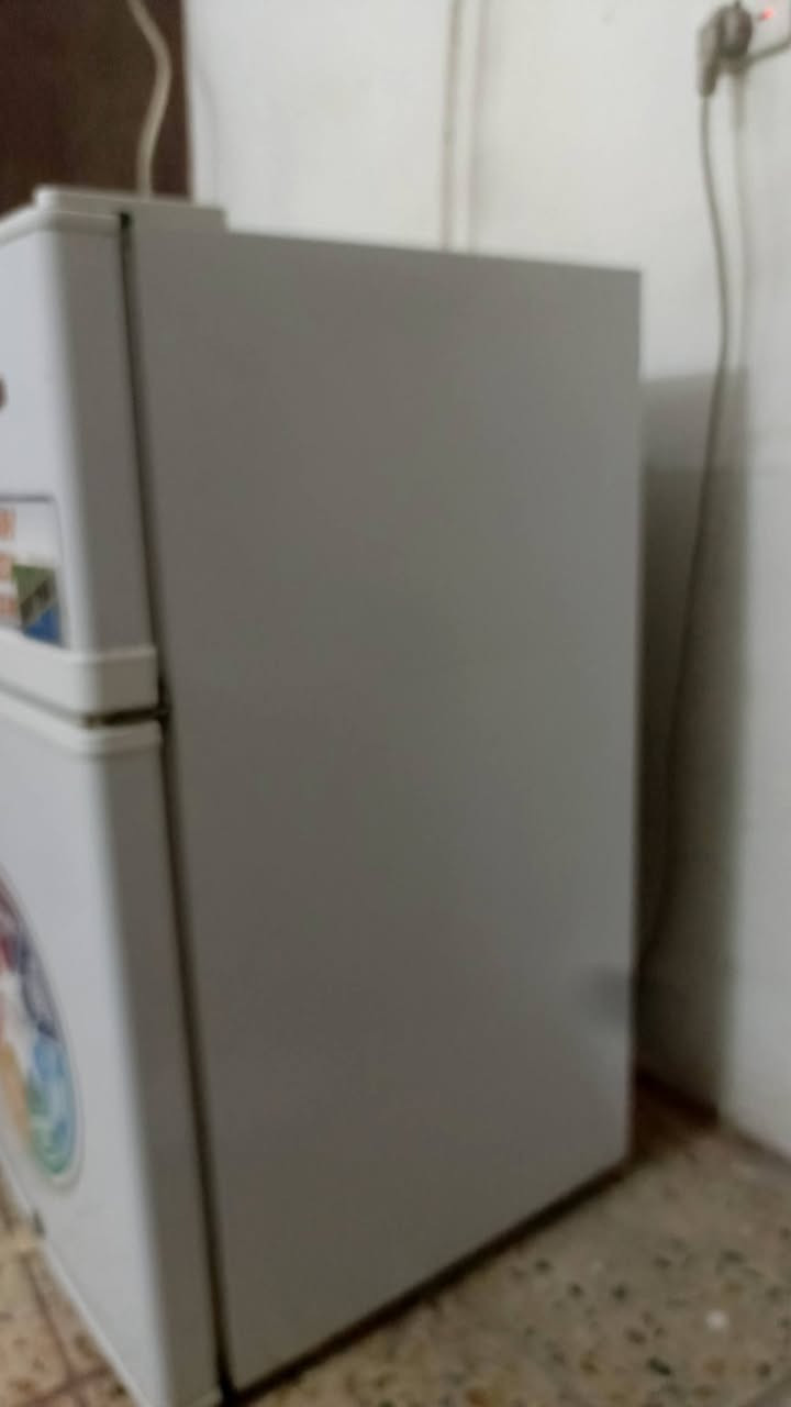 السلام عليكم ثلاجه للبيع كلش نظيفهالسعر 100 وبيها مجال المكان الحريه***********
