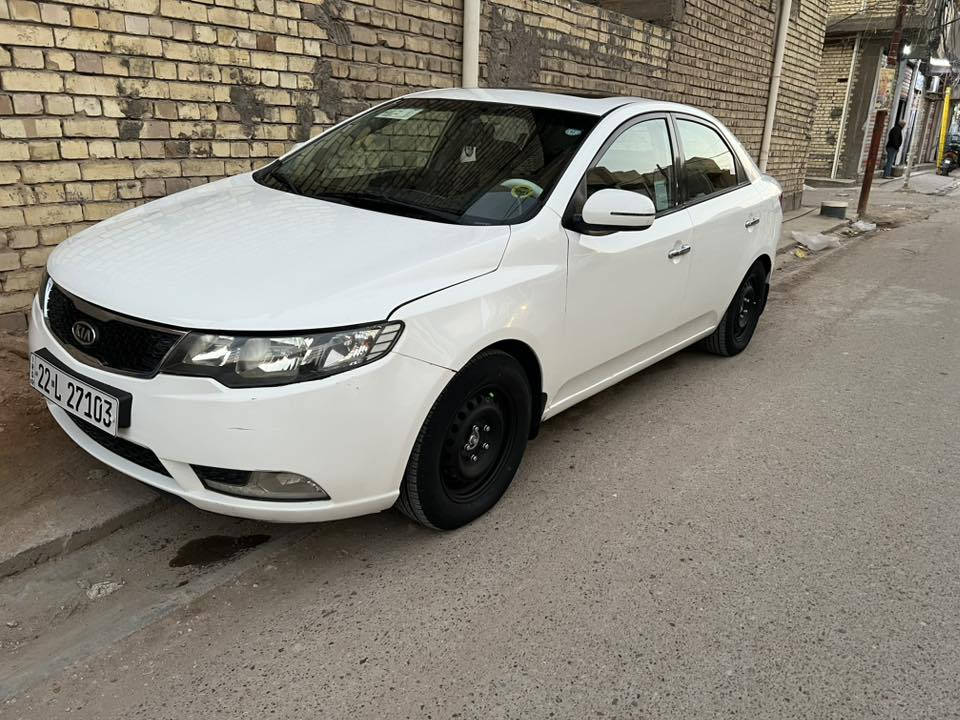 السلام عليكم
سيراتو 2013 محرك 1.6 خليجي رقم اربيل الجديد سنوية لغاية 2029 بسمي السنوية فول مواصفات عدا البصمة 
سلايت روف شفتات سرعة حساسات شاشة اندرويد وكامرا داخل جديد تخم ويل وتاير قبل سبوع شديته مكينة وكير لوك وتبريد ثلج
صدر امامي خلفي مع الدبلات جديد قبل شهر شديته ادامة كاملة لمنضومة البانزين السيارة بيها طخطخات بسيطة ومصلحة 
السعر 100 وبيها محال بسيط 
عنوان بغداد الغزالية 
***********
