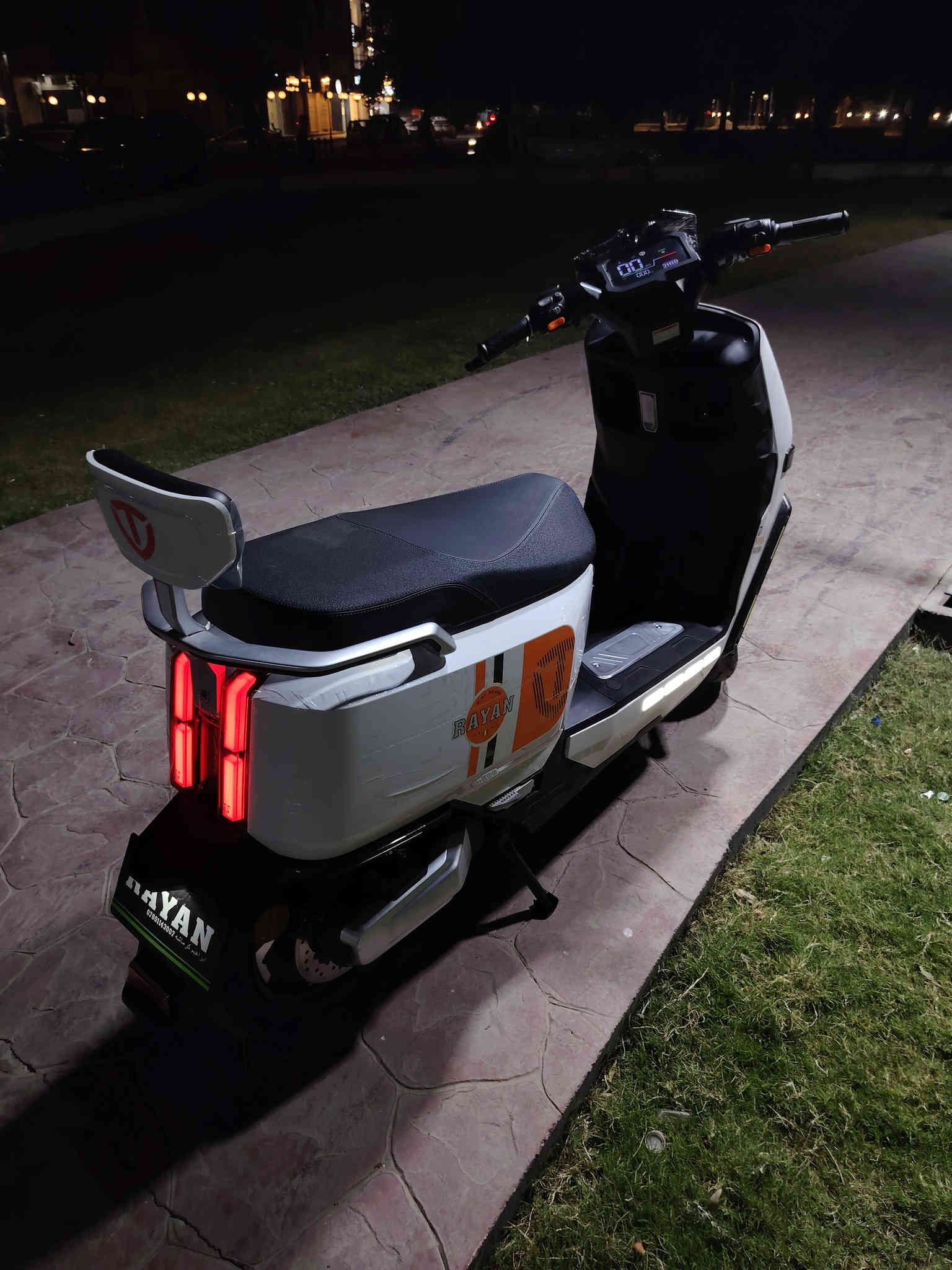 (مستخدم -) 🚨🔥 دراجة الريان RAYAN – وحش الكون من شركة TAILG العالمية 🔥🚨
📍 مستخدمة شي قليل جدا وضعية  الشركة – نظافة وكالة 💯

⚙️ المواصفات الفنية:
🔋 بطارية كرافين كاربون جل 35 أمبير / 72 فولت
⚡ محرك ملف 2000 واط – سرعة حقيقية 80 كم/س
🚀 مدى حقيقي 80 كم
🖐️ بصمة عدد 2 + تشغيل عن بُعد
🔒 جهاز إنذار ضد السرقة
🛑 بريك دسك + دهن ديلات هايدروليك ناعمة جداً
🪶 قيادة ناعمة ورزينة جداً على الطريق
💺 كشن سياحي واسع لشخصين + مساحة تخزين كبيرة تحت الكشن
🛞 إطارات 12 / 90 / 90
💡 إشارات LED أمامية وجانبية + إشارة رباعية
🔁 إمكانية الرجوع للخلف (R)
🔋 نظام TTFR لإعادة الشحن عند استخدام البريك
✅  البطارية 6 مسطرة 
ملاحضه ملاحضه الدراجة زيرو
📦 الحالة: جديدة بالكامل

للاستفسار الاتصال/ 

*********** 

العنوان بغداد شارع فلسطين
