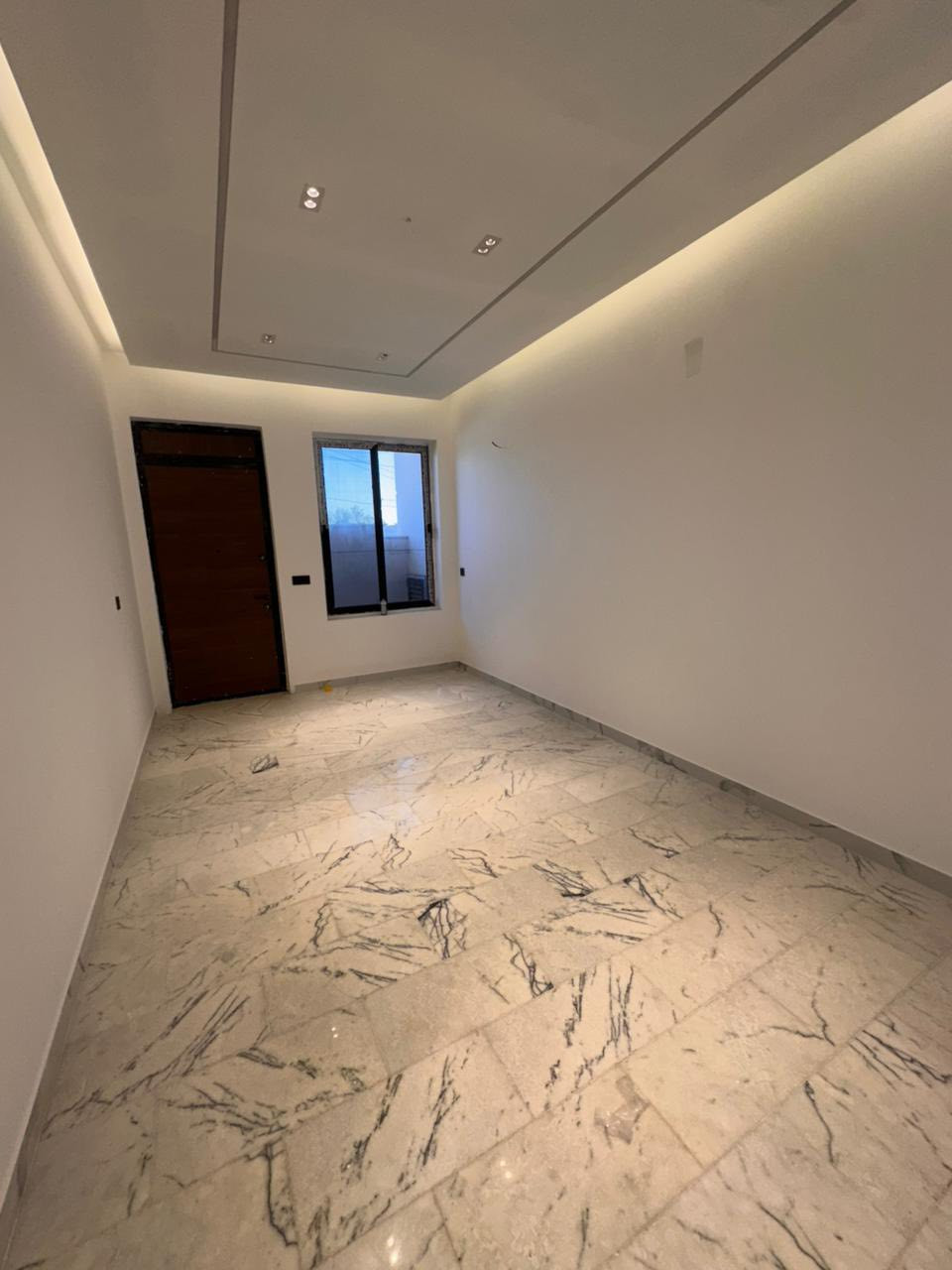 #مكتب_التاج _للاستثمار_العقاري 🏢
#للبيع #السيدية 🏡

✨ أفخم دار 100 متر في السيدية – Smart Home ✨

📐 تفاصيل العقار:
📏 المساحة: 100 م²
📐 الواجهة: 5 م
📏 النزال: 20 م

🏠 توزيع الطوابق:

🔹 الطابق الأول:
🛋️ صالة استقبال أنيقة
🍽️ مطبخ حار + بارد
🛏️ غرفة نوم
🚿 حمام بتصميم عصري

🔹 الطابق الثاني:
🛏️🛏️ غرفتين نوم
🏡 هول داخلي
🚿 حمام ملحق

🔹 الطابق الثالث:
🛌 سويت ماستر
🏠 هول داخلي
🧺 لوندري

📍 الموقع المميز:
📌 السيدية – مربع الضباط
📌 خلف شارع السفير
📌 مقابل التشجير
🌳 موقع هادئ وراقي

⚙️ مواصفات فاخرة:
🤖 نظام Smart Home
👆 نظام لمس Touch Point
🪨 مرمر إسباني فاخر لكامل البيت
📷 كاميرات مراقبة + WiFi
🪟 شبابيك دبل جام عازل
🌿 جلسة خارجية مميزة
🎨 ديكورات حديثة وتشطيبات عالية

💰 السعر:
💵 505 مليون دينار
🤝 قابل للتفاوض

📞 للاستفسار والتواصل:
📱 *********** 
📱*********** 

📍 زورونا في:
🏢 مكتب التاج للاستثمار العقاري
السيدية – مقابيل المدرسه الملكيه
