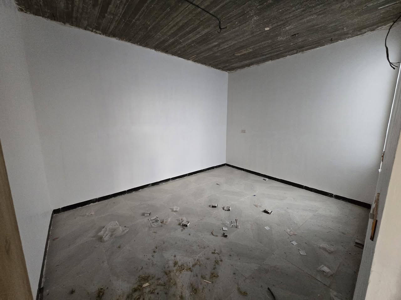 السلام عليكم
بيت ركن للبيع المساحة 240 متر 
يحتوي على استقبال + مطبخ + 3 غرف + مرافقات 2 + مكشوفات 3 + ومجمع حمام 
المواصفات:
بناء جديد 
اساس كونكريت
بناء طابوق جمهوري 
السقف كونكريت 
المطبخ والحمامات كلها سيراميك 
ارضيه بورسلين
كهربائيات كامله 
تأسيس الماء كامل 
 
النواقص :
الاستقبال فقط لبخ جص وعايفي 
وسقوف على الصب نفس ما موضح بالصور 
ونقص تشطيب الماء فقط

المكان: البراكيه -شارع المطار القديم - الفرع الي قبل اسواق عسوله 

للأستفسار اكثر الاتصال على ***********
