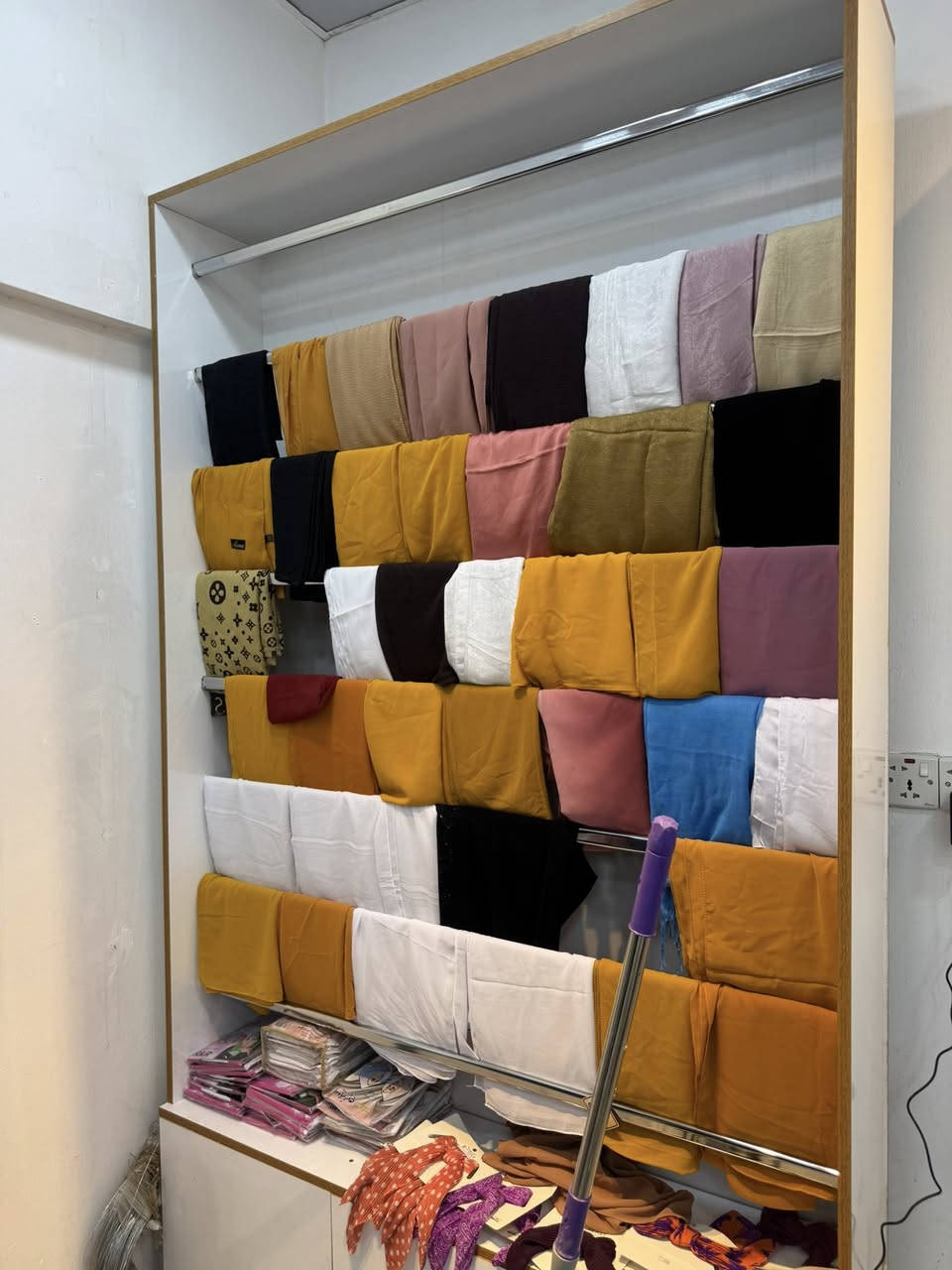 للبيع الرفوف فقط والميز بدون البضاعة
كربلاء حي الموظفين . 
***********
