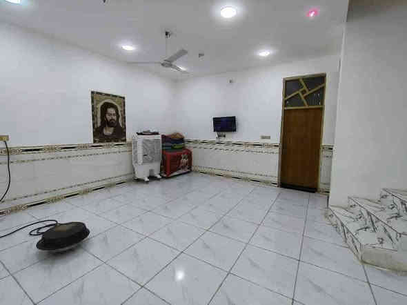 بيت للبيع كوت حي الحكيم شارع بيت عطوف مساحه 275متر على نفس الشارع بناء حديث بلوك اساس طابوك سكف صب خدمات ماء كهرباء مدارس مرقم من قبل بلدية واسط 
يتكون من ...غرفتين نوم..هول..مطبخ..استقبال..مجمع صحيات داخليه وخارجيه..كراج ..حديقه..محل..
السعر خاص.       ***********
