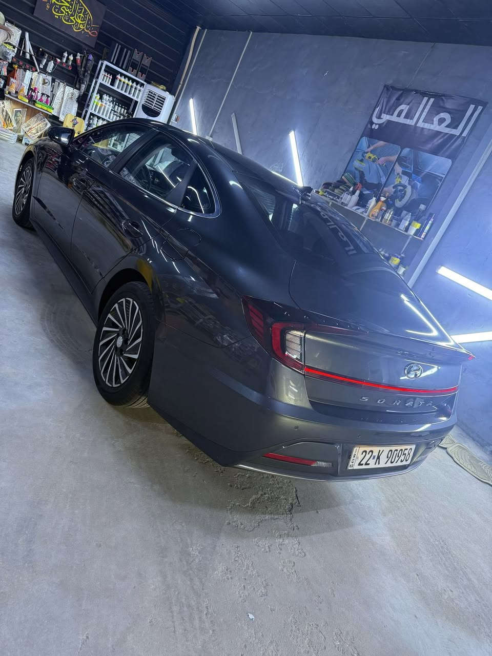 سوناتا 2022 رقمه اربيل تحويل ثاني يوم وال حادث بصيطط راح اكتبه بل اخير   ومحرك 2.0 لتر 4 سلندر هايبرد
2- قوة 192 حصان
3- ناقل حركة أوتوماتيك 6 سرعات
4- دفع أمامي FWD
5- بصمة تشغيل ودخول ذكي
5 -6 ركاب
7- مقاعد جلد  ا)
8- مقاعد تبريد وتدفئة (Limited)
9- شاشة 8 إنج أو 10.3 إنج
10- شاشة عدادات رقمية 12.3 إنج
13- شاحن لاسلكية
16- مثبت سرعة ذكي
17- نظام المحافظة على المسار
18- تحذير النقطة العمياء
19- فرملة طوارئ تلقائية
20- استهلاك وقود اقتصادي.

                ويل المنيوم 
22- إضاءة أمامية LED كاملة
LED DRL إضاءة نهارية -23
24- مصابيح خلفية LED
25- حساسات أمامية وخلفية
26- مرايا جانبية كهربائية مع تسخين
27- طي مرايا كهربائي

29- مقعد السائق تحكم كهربائي

31- مكيف أتوماتيك ثنائي التحكم
32- فتحات تكييف خلفية
33- نظام تشغيل عن بعد
34- فرامل يد إلكترونية
35- أوتو هولد (تثبيت السيارة بالإشارة)
(Eco / Sport / Smart) نظام اختيار وضعيات القيادة -36
37- نظام استرجاع الطاقة أثناء الفرملة
38- شاشة معلومات وسطية بين العدادات
39- بلوتوث ومنافذ USB أمامية وخلفية
40- نظام ملاحة GPS 
41- تنبيه حركة المرور الخلفية
42- تحذير الخروج الآمن للركاب
43- مساعد تجنب الاصطدام الأمامي
44- وسائد هوائية متعددة (أمامية جانبية ستارية)
45- نظام مراقبة ضغط الإطارات
46- تثبيت مقاعد أطفال ISOFIX
47- خزان وقود سعة تقريباً 50 لتر
48- نظام تعليق مريح للمدينة والسفر
49- عزل صوت ممتاز داخل المقصورة
50- بطارية هايبرد ليثيوم

نظام Smart Key للدخول بدون مفتاح
52- تشغيل بزر Push Start
53- قير أزرار Shift-by-Wire (مو عصا عادية)
54- شفرات تبديل سرعات خلف المقود (بعض الفئات)
55- مثبت سرعة مع خاصية التوقف والانطلاق
56- مساعد القيادة على الطريق السريع Highway Drive Assist
57- نظام تتبع المسار المتطور LFA
58- تنبيه انتباه السائق
59- شاشة عرض 

0- إضاءة داخلية محيطية Ambient Lig

61- زجاج عازل للحرارة والصوت

5- نظام قفل مركزي ذكي
66- إنذار ضد السرقة
67- نظام إدارة حرارة البطارية
68- مكابح مانعة للانغلاق ABS
69- نظام توزيع قوة الفرامل EBD
70- نظام الثبات الإلكتروني ESC
71- نظام مانع الانزلاق TCS
72- مساعد صعود المرتفعات
73- مساعد نزول المنحدرات (حسب السوق)
74- رادار أمامي ذكي
75- مستشعر مطر لتشغيل المساحات تلقائياً
76- مساحات أمامية بدون إطار
77- مؤشر قيادة اقتصادية Eco Guide
78- نظام بلولينك Hyundai Bluelink (في بعض الدول)
79- شبكة أمامية كروم رياضيه

1- معامل مقاومة هواء منخفض لتحسين صرف البنزين
82- بطارية هايبرد

3- وضعية EV للقيادة الكهربائية بسرعات منخفضة
84- استهلاك تقريبي حوالي 4.5 لتر لكل 100 كم
85- سعة صندوق خلفي تقريباً 450 لتر
86- طول السيارة حوالي 4.9 متر
87- عرض حوالي 1.86 متر
88- قاعدة عجلات واسعة لثبات أفضل
89- وزن تقريبي 1.6 طن
90- شاشة معلومات استهلاك مباشر للوقود
رقم الهاتف : ***********
السعر: 188 بيه مجال للشراي
المكان؛ بصرة 
خابر وتدلل
