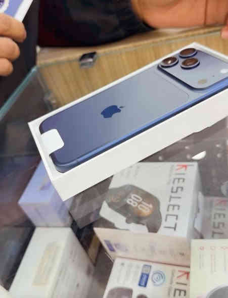 سلام عليكم 17 برو ماكس 256 مشحون 5 مرات الجهاز بعده جديد مراوس بلون سلفر او برتقالي تك شريحه ZA 
مكان بغداد بغداد جديده ***********
