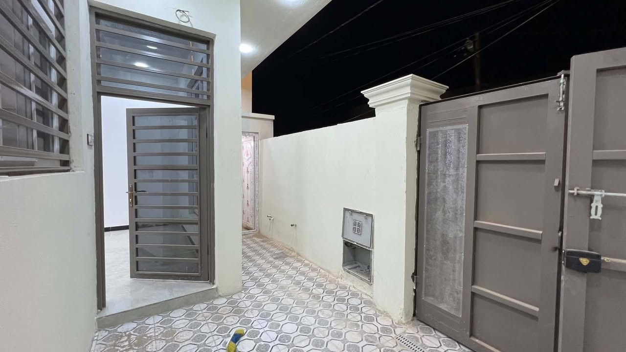دار سكن للبيع
طابو صرف
ديوانية حي الفرات منطقة خدمات كاملة
موقع مميز جدآ 
ثاني بيت عن شارع 20 (شارع المستوصف) 
بناء حديث طابقين مسلح
بعده مامسكون 2026
المساحة 100 M الواجهة 7.5  M
يحتوي على.. 
غرف نوم عدد 3 / صالة عدد 2 / أستقبال 
مطبخ / مجمع صحي عدد 3
                      مراجعة 
مكتب مهدي العتابي للعقار ديوانية الجزائر مقابل فندق برج الامراء
للاستفسار *********** مهدي العتابي 
           *********** حيدر الفتلاوي
           ***********
