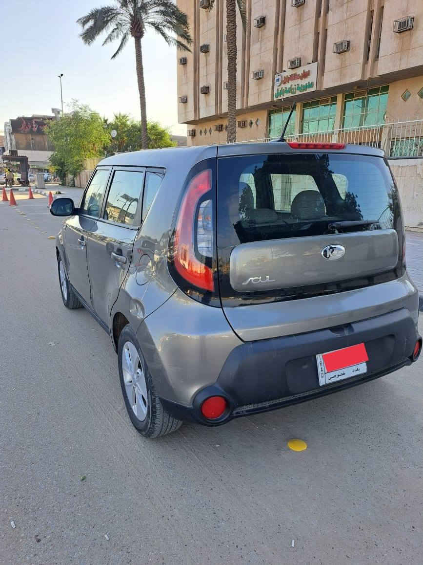 السلام عليكم
كيا صول 2014 وارد امريكي 
رقم بغداد مشروع وطني 
سنوية مجدده لل 2027 
مكينة وكير درجة اولى 
حدادية جديدة 
تبريد ثلج 
تدفئة درجة اولى 
حادثه من امريكا 
بين البابين جهة اليمين 
بجم كبس شركة 
السعر 95 وبي مجال 
مكان السيارة الحلة للأستفسار الاتصال على 
***********
