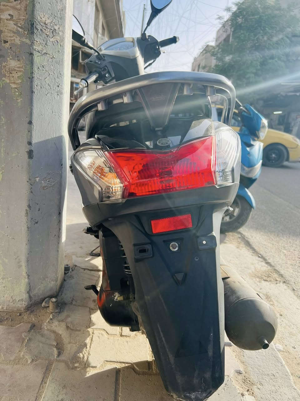 السلام عليكم ورحمة الله اكزز حديث موديل 2017 امتياز ياباني محرك 125cc ماشيه 25 الف كيلو حقيقي اخت الزيرو الدراجه مكفوله من المحرك والشغلات الداخليه ونقصها الوحيد گفر صالنصه وبيهه فتحه كلش صغيره بالبچم الامامي 
السعر 1450 وبي مجال قليل 
بغداد الحريه
***********
