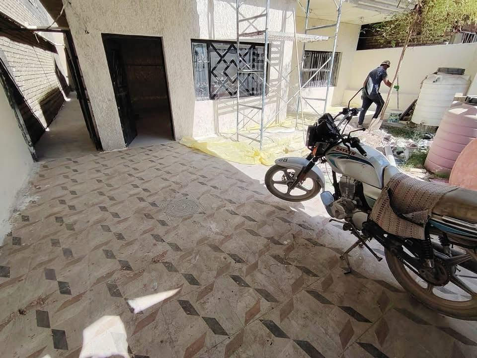 السلام عليكم
يتوفر دار سكني طابو زراعي سند 25 للبيع مساحته 200م  يحتوي على غرفتين نوم وصالة واستقبال ومطبخ ومجموعة صحية داخلية وخارجية موقعه في المسيب / حي المصطفى - شارع المطحنه بالفرع الي مقابل مولدة مصطفى عواد  السعر المطلوب للبيع 90 مليون للاستفسار الاتصال بالرقم *********** او مراسلة الصفحة
