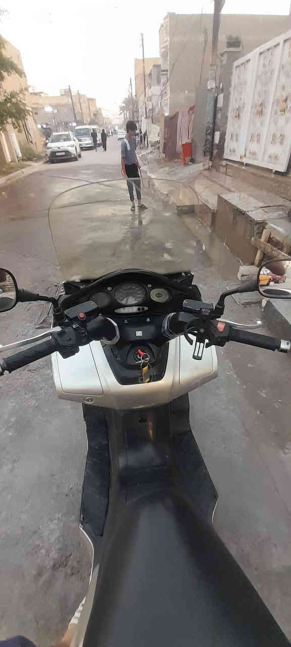 السلام عليكم من رخصه صاحب الكروب 
دراجه سلفر ونج شكل بقلاوه دراجه نضيفه شوفت عينك 
مكينه ناعمه
كلجات يخبلن 
ماكو حماوه
ادامه كامله قبل سبوع 
ترايك اللبصره دراجه كلش حلوه وناعمه 
السعر (مليونين وربع )بيها مجال حك الجيه
تجي وبيك خير وتدلل رقم الهاتف(*********** عنوان بغداد تقاطع درويش
