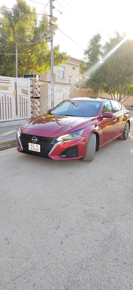 نيسان التيما 2023 فئة sL فول مواصفات
رقم سليمانيه.. 
فتحة سقف
كشنات جلد كهرباء+ هيتر
تبريد قطعتين
رادار 
كامرات 360
اوتو هولد 
سايد بريك بصمه 
توقف ذاتي
تحديد مسار
شاشة كبيرة
وبعد بيها هواي مواصفات. 
السيارة كلين بدون ايرباك 
مكانها ديالى.. 
موبايل ***********
