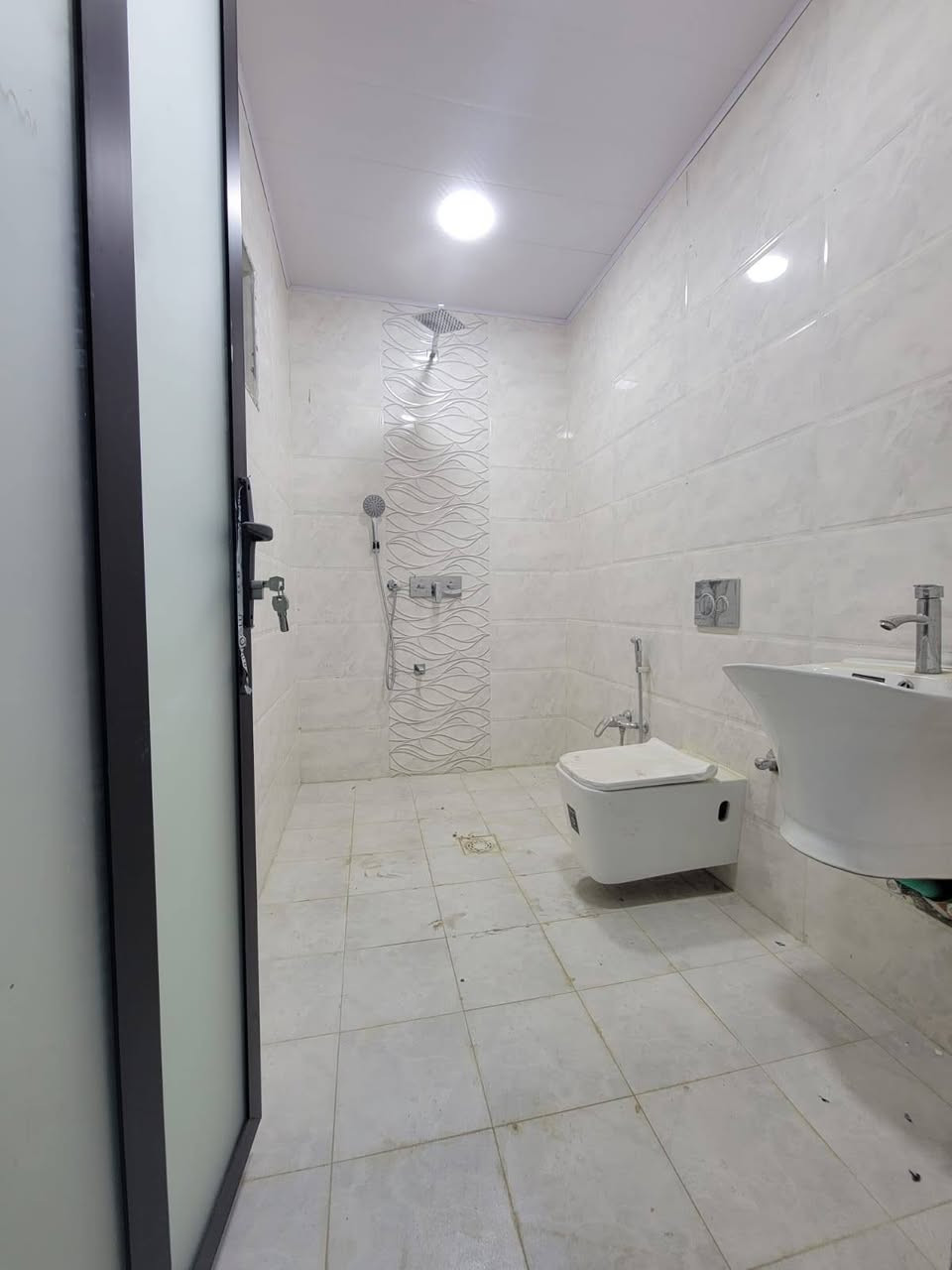 #دارللبيع
المساحة ١٥٠م
بواجهة ٥×٣٠ بناء جديد من الاساس ٢٠٢٥
يحتوي على كراج ومدخلين 
صالة ومطبخ وخدمات صحية عدد ٢ وغرف نوم عدد ٤ ومنور داخلي عدد ٢ الموقع الغزالية شارع مدير الامن الطاقة 
للاستفسار الاتصال 
***********
او زيارة المكتب في الغزالية شارع البدالة مقابل الكوخ
 مكتب الهندسي للعقار
