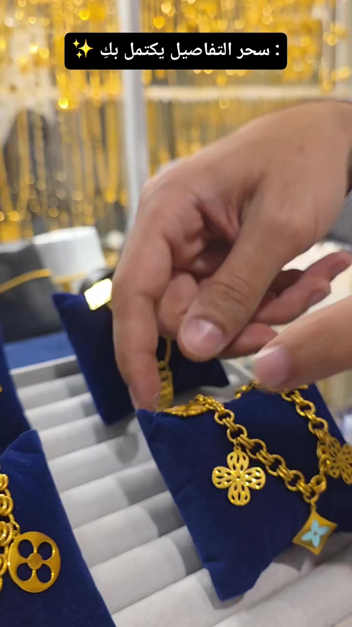 لأنها الأغلى في قلبك.. تستحق دلالاً يلمع في يدها❤️❤️"
العنوان- بابل سوق الذهب - مجوهرات كرم 
*********** طه 
*********** ناهض 
*********** كرم
