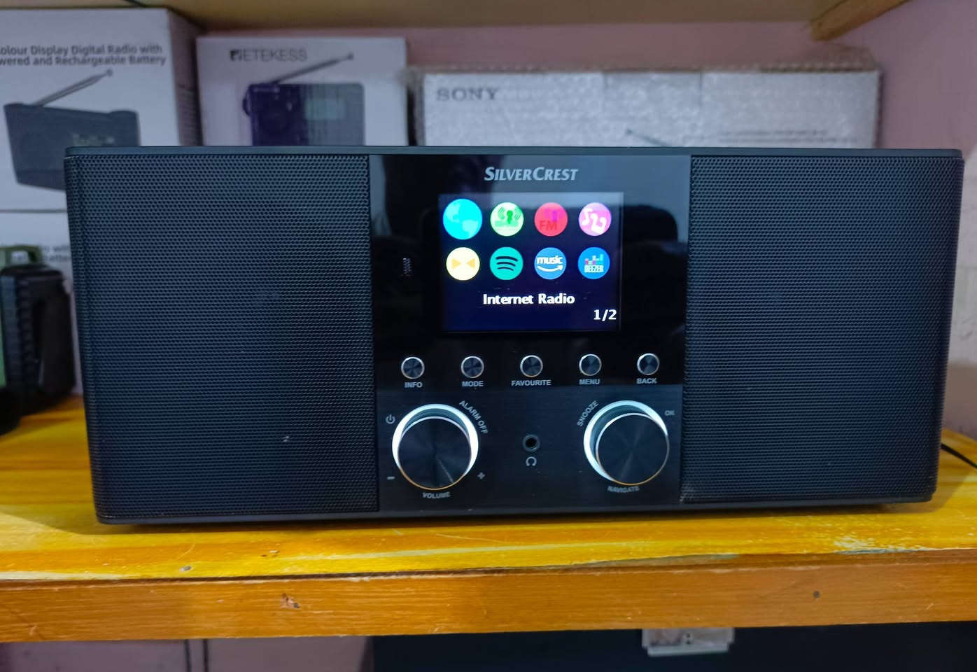 راديو انترنت سلفر كرست
شركه المصنعه. SiLVER CREST
صنع. 🇩🇪 ألماني
انترنت واي فاي
ايضا منفذ لاين كيبل انترنت مباشر من راوتر 
موجه FM
منفذ اواكس
منفذ USB يشغل صوتي MP3 
شاشه ملونه
يشتغل محوله خارجيه ١٢ فولت
ميزه حفظ محطات مفضله
ستيريو صوت مجسم قوي جدا ونقي
منفذ سماعه خارجيه
ملحقات شاحن فقط
جهاز لوك جديد 🆕
اي استفسار بعد تعليق يوصلك السعر وبالخدمة 🌹


**إذا كنت صاحب هذا الإعلان وتريد حذفه لأي سبب، رجاءا أرسل رسالة إلى الدعم الفني**