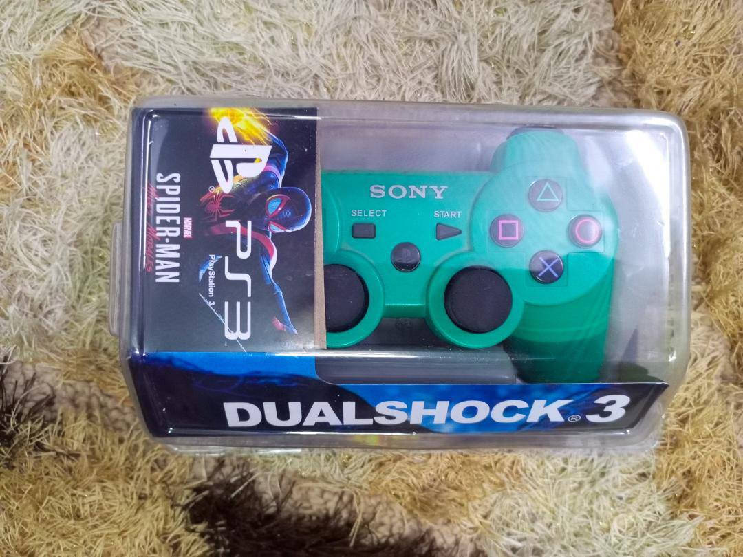 السلام عليكم 
بلي٣ باله اصلي كامل الملحقات
يحتوي عله جوستكات عدد2وايرليس
يحتوي على هارد 320 كيكا بداخله 57 لعبه
منوعه قويه ضمنه بيس  2020 و بيس 2018 و GTA5 و جي تي اي سان اندر ياس وحربيات 
يحتوي عله كيبل HD
يحتوي عله واير كهرباء مع وايرشحن  مع 2جوستك
 بسعر 125الف وبي مجال 
*********** واتساب فقط 

سبع قصور شارع المشروع
