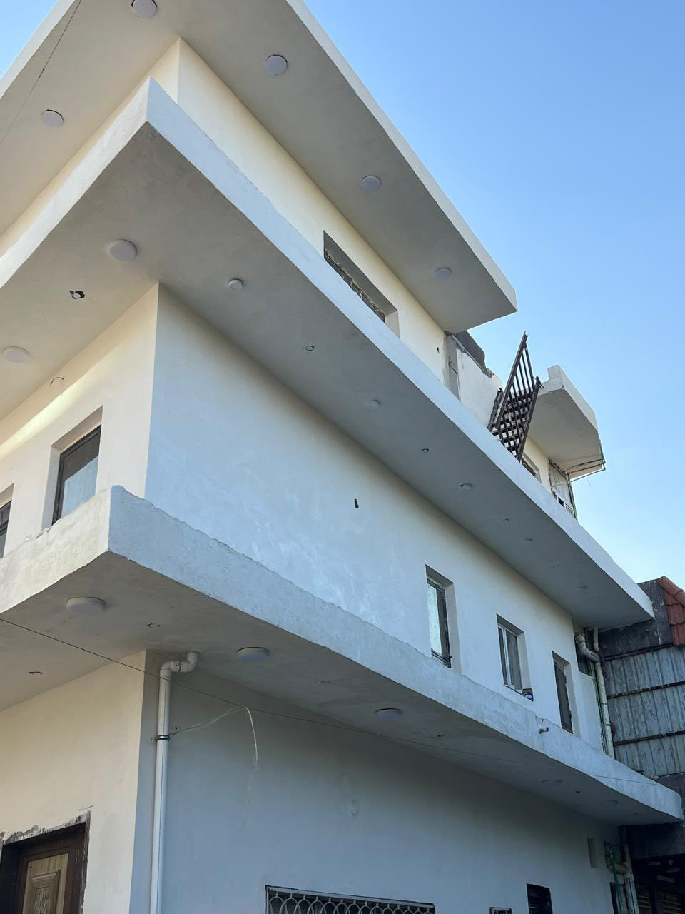 بيت للايجار  في الصالحية ركن خلف مستشفى ابن البيطار جنب وزارة الاسكان
ثلاث طوابق  
ثلاث غرف نوم 
ثلاث حمامات مع حديقة و كراج 
***********
