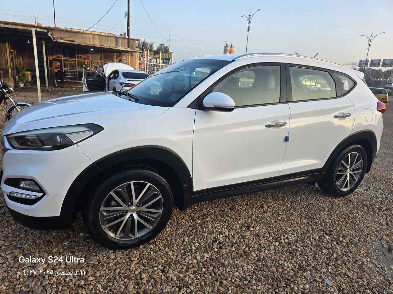 السلام عليكم توكسان خليجي مديل 16شكل 17 خليجي كفاله بس رصعه صغيره جداً وره مواصفات معروفه كامره شاشه مري شفط ترحيب مري تحكم استيرن تبريد قطعتين لد نهاري جديده جداً بغداد بسمي *********** بغداد الحريه ودلل السعر 172 وبيه مجال بصيط
