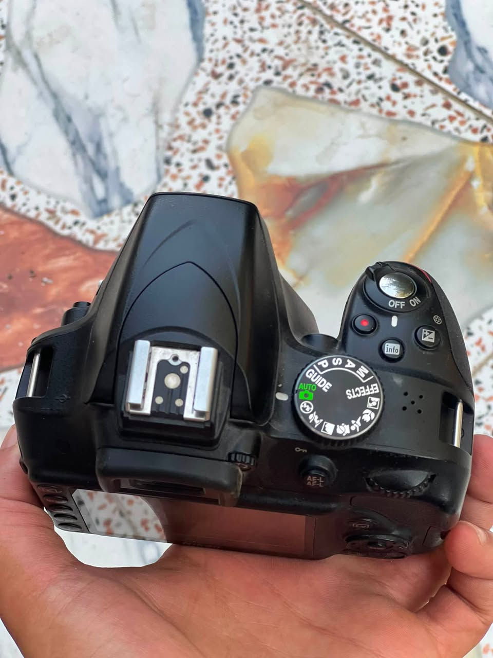 للبيع نيكون 3300
زوم 70/300 رياضي 

حزام كتف ✅

بطاريه 🔋

 شاحنه 
للبيع او مراوس نكانون الخاص مفتوح ✅. 

او واتساب ***********
