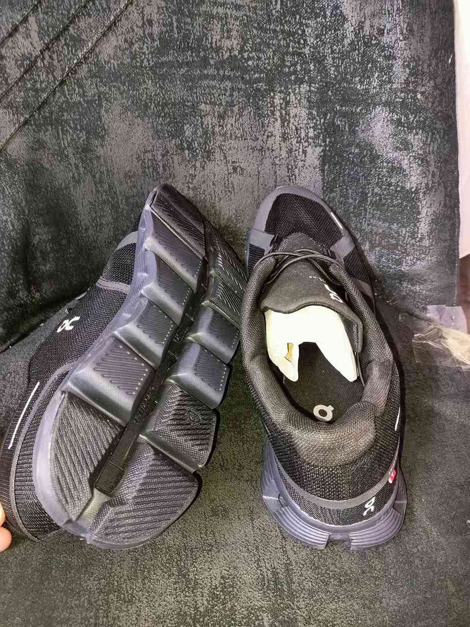 للبيع: حذاء On Running الرياضي المميز باللون الأسود الملكي 🖤✨
إذا كنت تبحث عن حذاء يجمع بين خفة الوزن الفائقة والراحة المطلقة للمشي الطويل 

جديد غير مستخدم 💯 
السعر 40 الف


**إذا كنت صاحب هذا الإعلان وتريد حذفه لأي سبب، رجاءا أرسل رسالة إلى الدعم الفني**