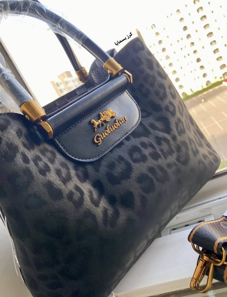 حقيبة نسائية من ماركة غولولان (Guoluolan) 🖤
تتميز بتصميم كلاسيكي أنيق باللون الأسود مع نقشة جلد الفهد 🥰
تحمل شعار العربة والحصان الشهير باللون الذهبي، مع اسم الماركة مكتوباً بالخط المائل (Guoluolan)😍
تأتي مع حزام كتف إضافي قابل للفصل عريض ومزين بنقوش وكتابات متناسقة مع القطع الذهبية للحقيبة 😊
متوفر توصيل .


**إذا كنت صاحب هذا الإعلان وتريد حذفه لأي سبب، رجاءا أرسل رسالة إلى الدعم الفني**