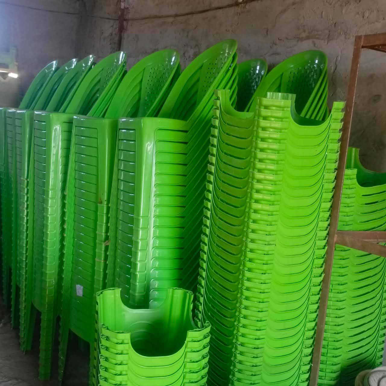 محل للبيع كراسي عدد  36  السعر واحد على 6500 ماصه عدد 100 السعر على 2500  والميز عدد 60 السعر واحد على 31 والصينية عدد 60 السعر 8500  وبيهن مجال العنوان بابل حله‏‪***********‬‏
